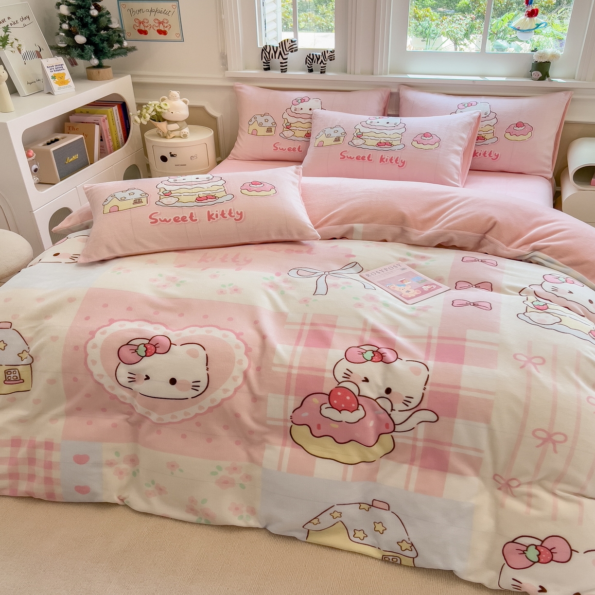 91家纺网 家纺一手货源 找家纺 丝羽坊 2025新款A类大版牛奶绒印花四件套 猫咪日记