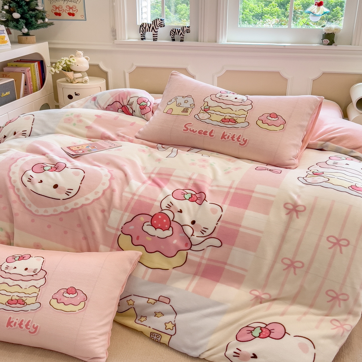 91家纺网 家纺一手货源 找家纺 丝羽坊 2025新款A类大版牛奶绒印花四件套 猫咪日记