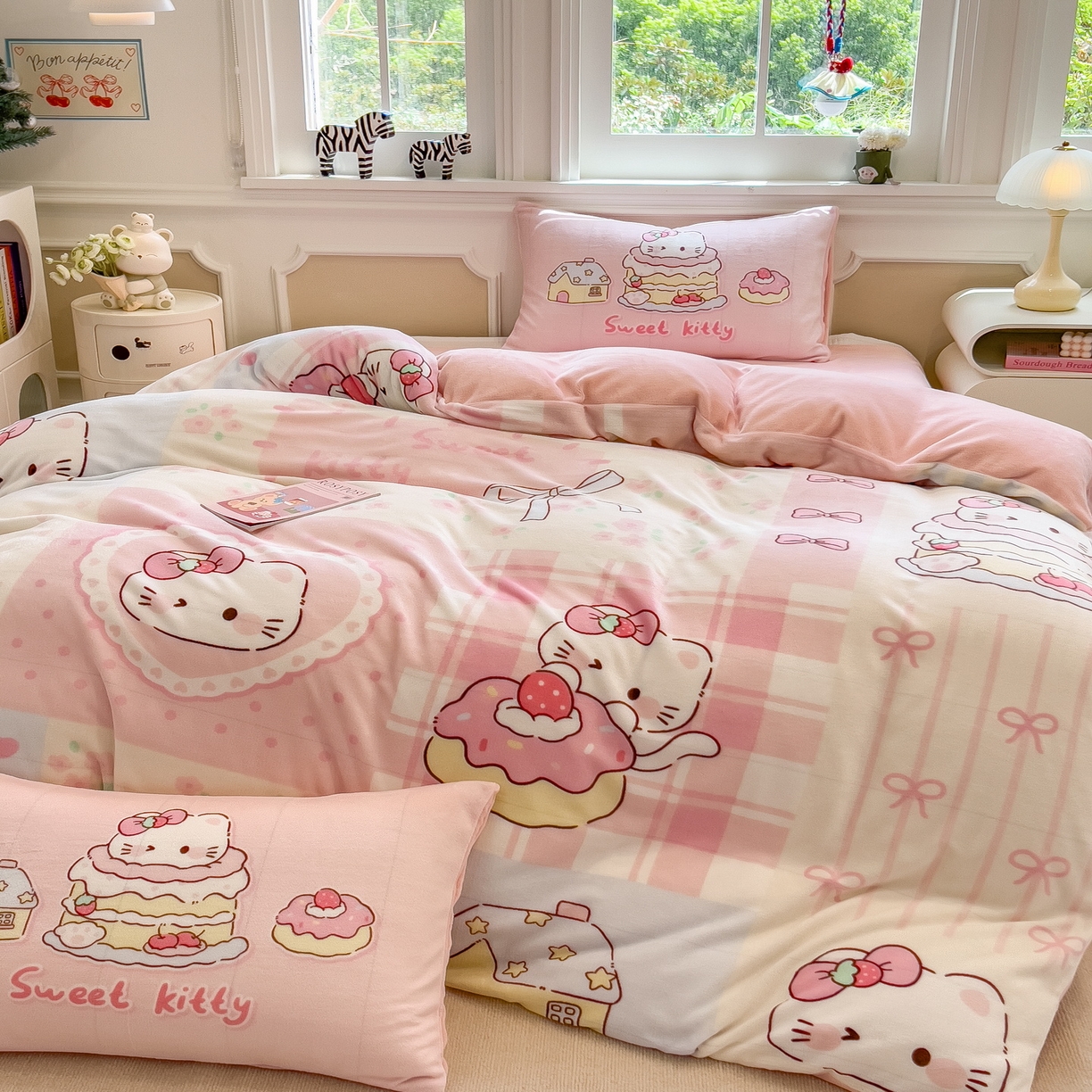 91家纺网 家纺一手货源 找家纺 丝羽坊 2025新款A类大版牛奶绒印花四件套 猫咪日记