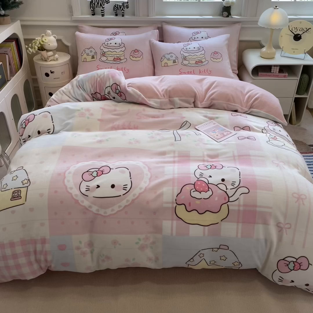 91家纺网 家纺一手货源 找家纺 丝羽坊 2025新款A类大版牛奶绒印花四件套 猫咪日记