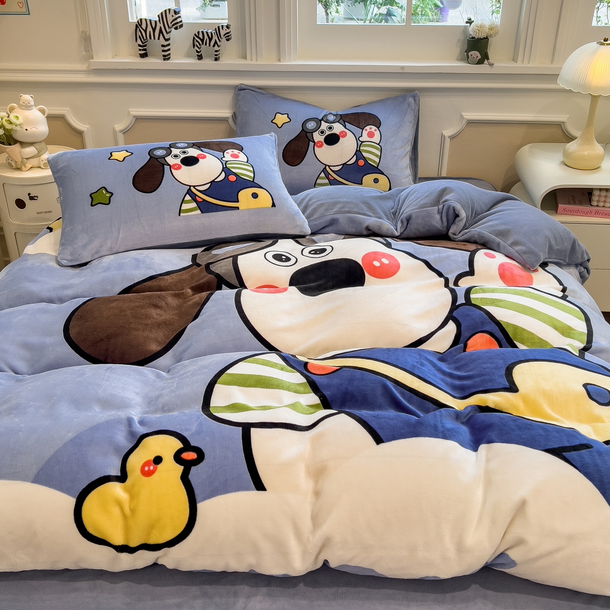 91家纺网 家纺一手货源 找家纺 丝羽坊 2025新款A类大版牛奶绒印花四件套 洛米狗