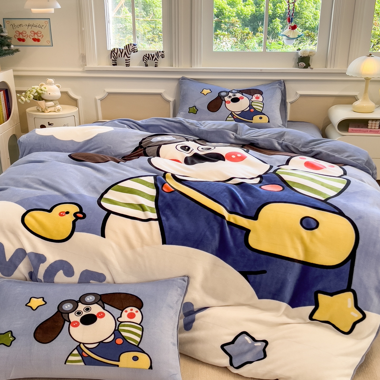 91家纺网 家纺一手货源 找家纺 丝羽坊 2025新款A类大版牛奶绒印花四件套 洛米狗