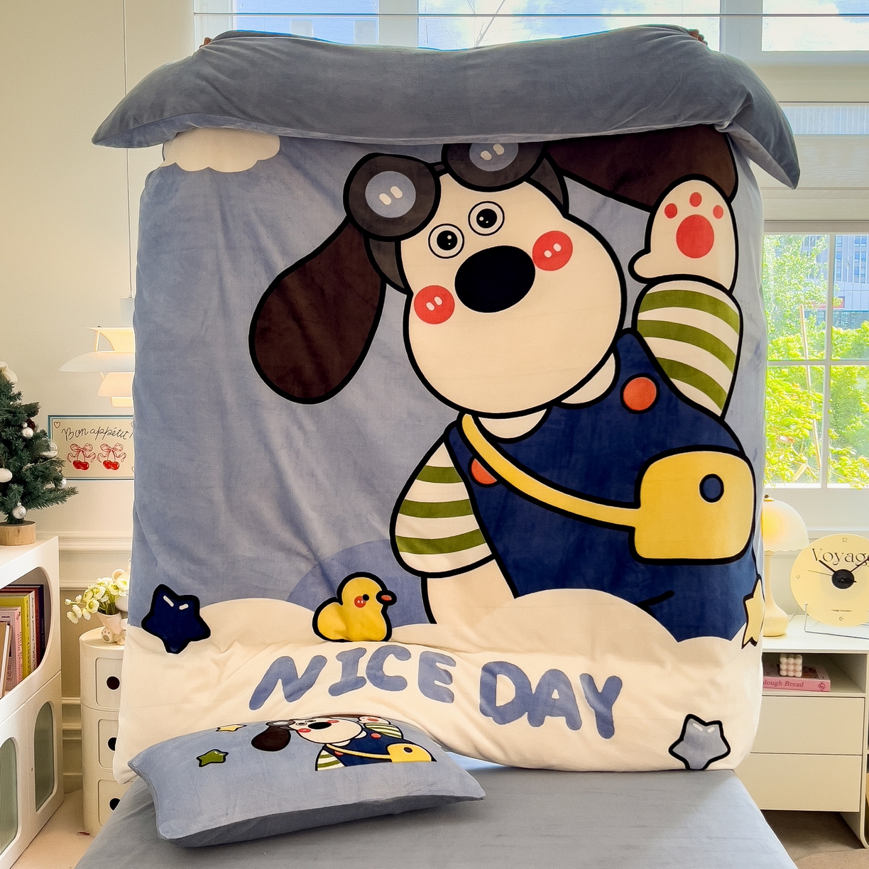 91家纺网 家纺一手货源 找家纺 丝羽坊 2025新款A类大版牛奶绒印花四件套 洛米狗