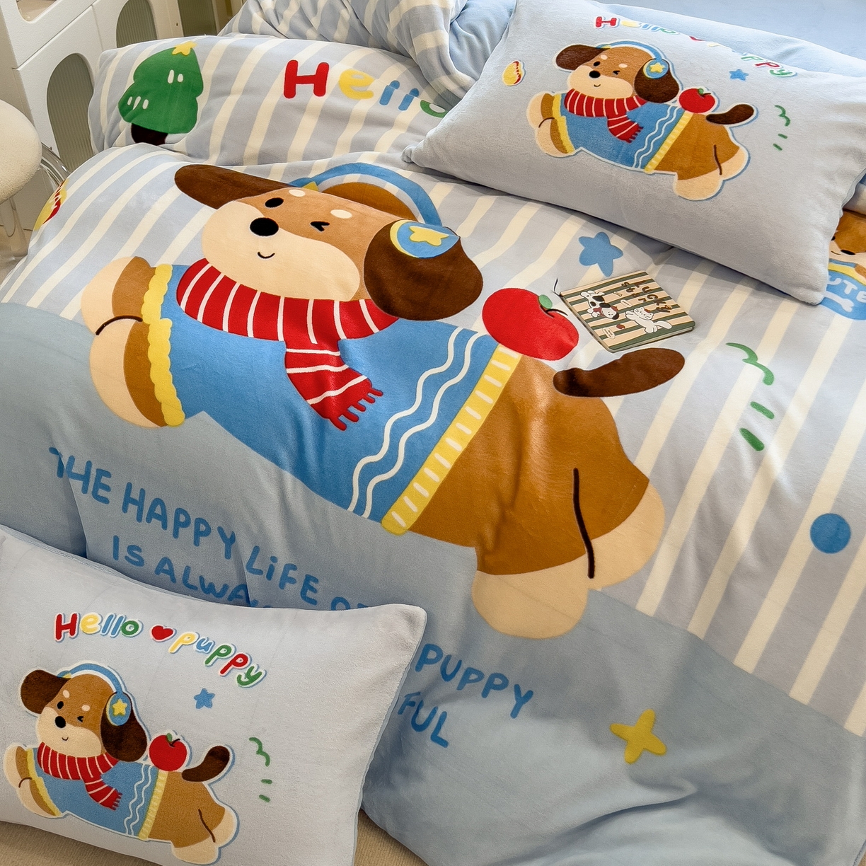 91家纺网 家纺一手货源 找家纺 丝羽坊 2025新款A类大版牛奶绒印花四件套 汪汪假日