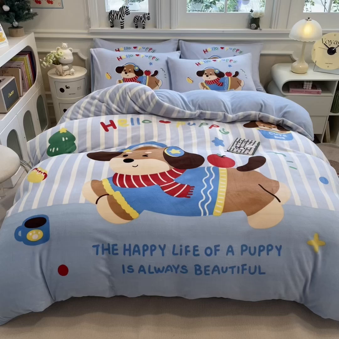 91家纺网 家纺一手货源 找家纺 丝羽坊 2025新款A类大版牛奶绒印花四件套 汪汪假日