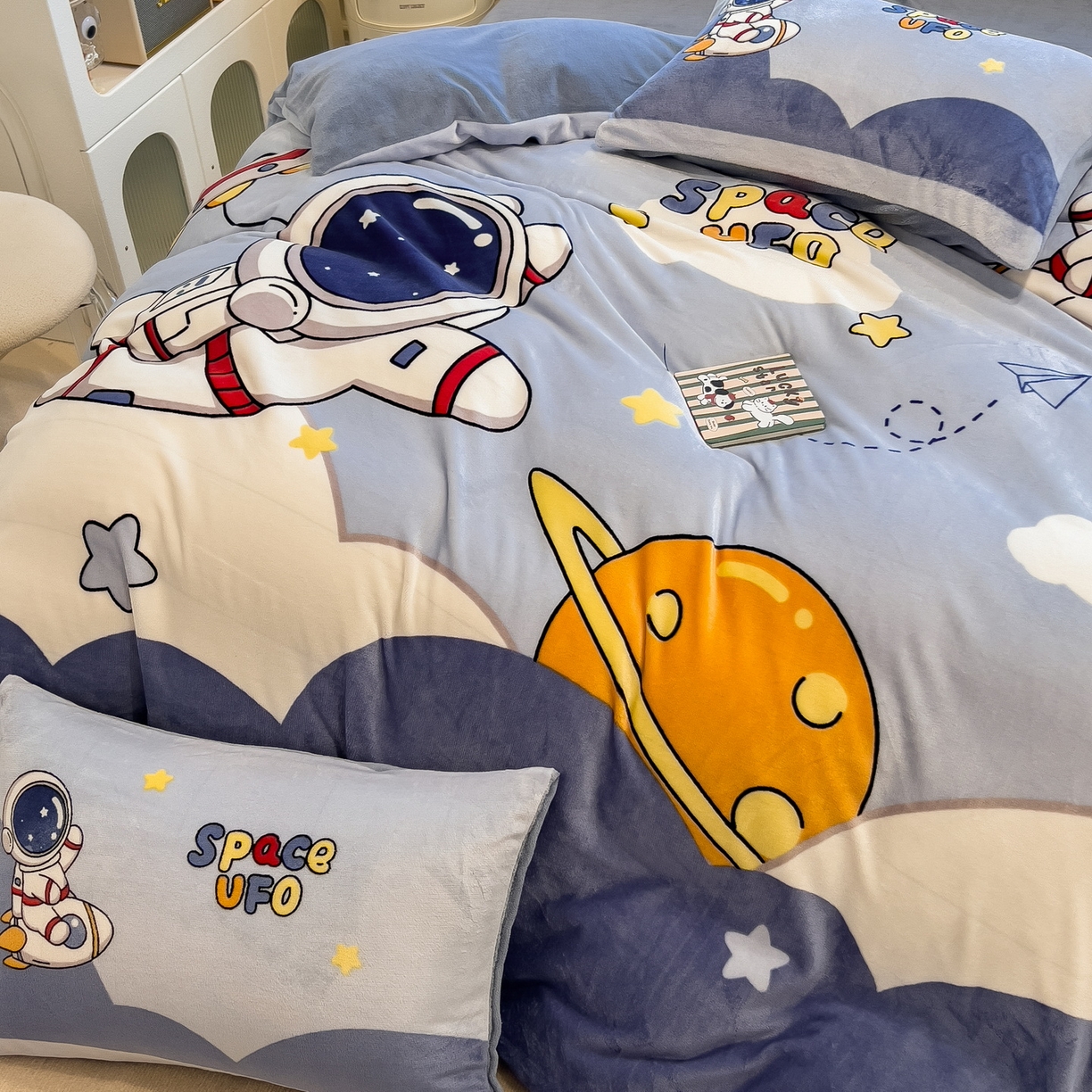 91家纺网 家纺一手货源 找家纺 丝羽坊 2025新款A类大版牛奶绒印花四件套 快乐星球