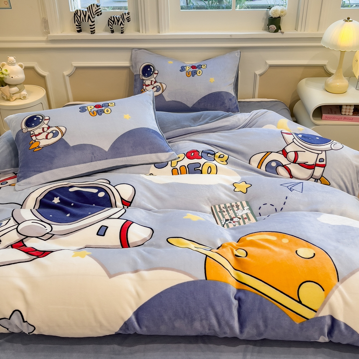 91家纺网 家纺一手货源 找家纺 丝羽坊 2025新款A类大版牛奶绒印花四件套 快乐星球