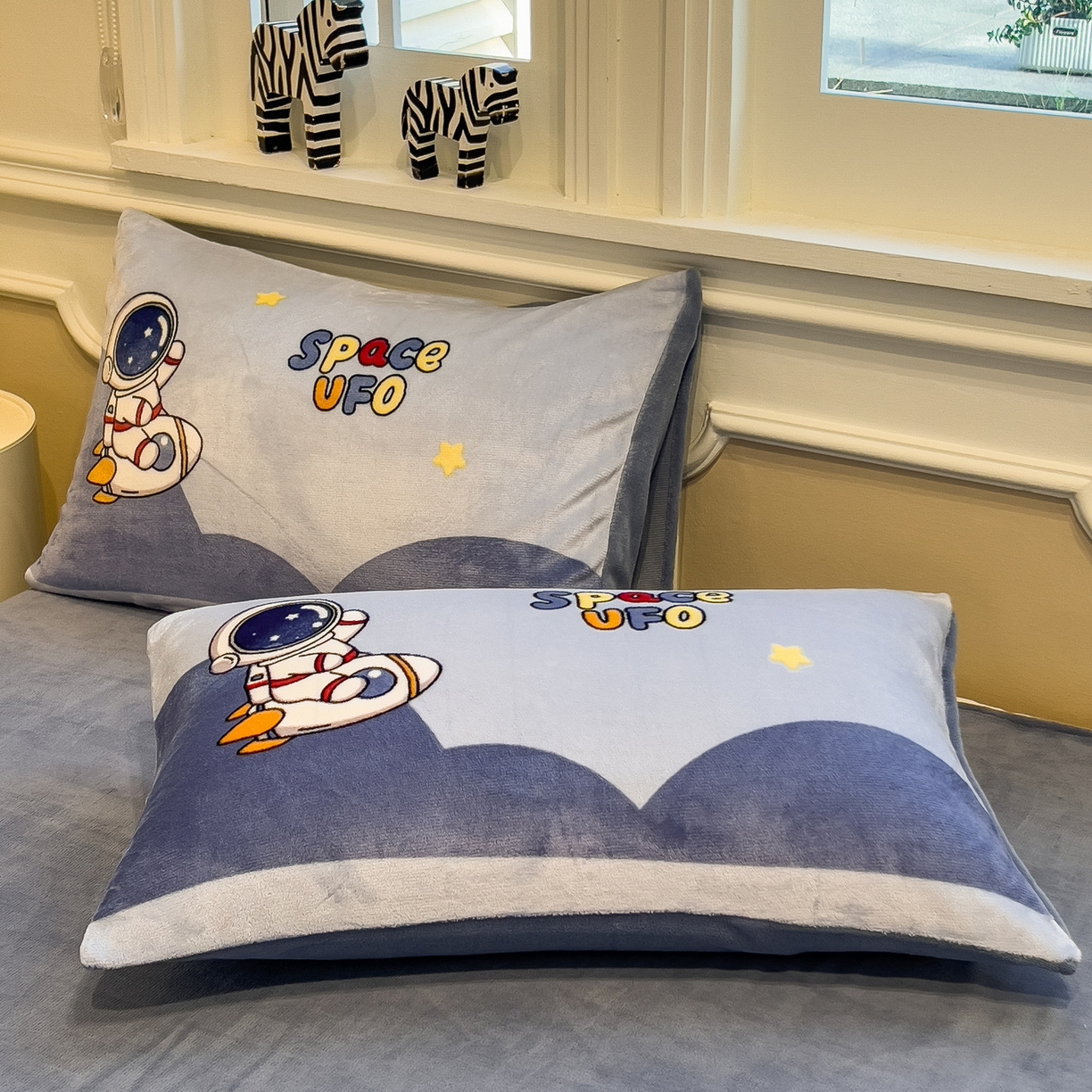 91家纺网 家纺一手货源 找家纺 丝羽坊 2025新款A类大版牛奶绒印花四件套 快乐星球