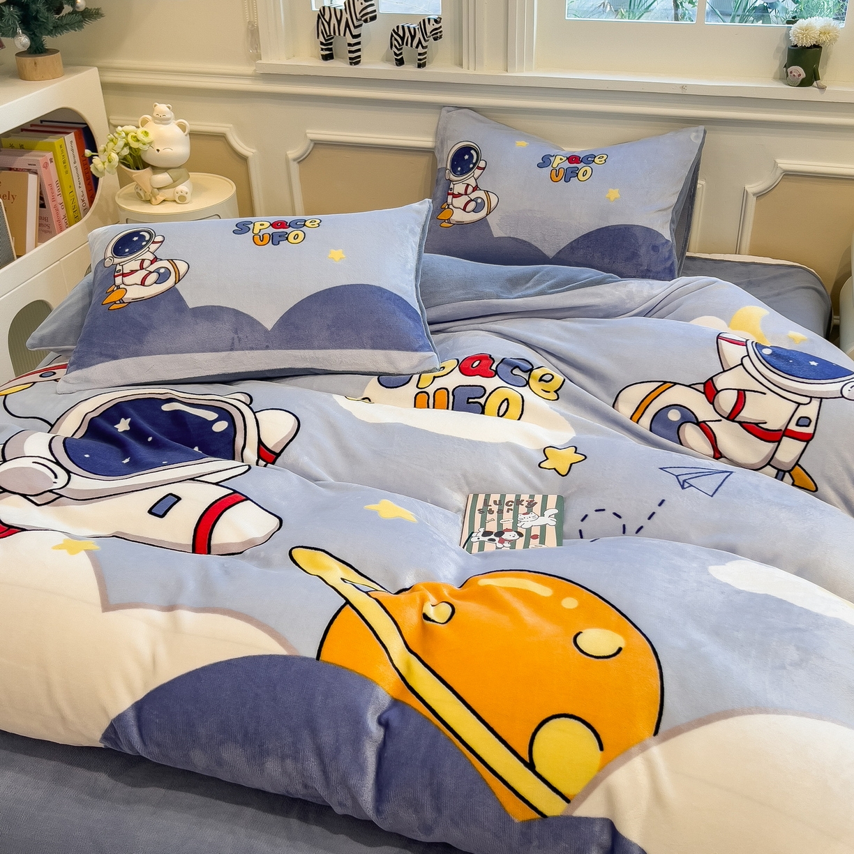 91家纺网 家纺一手货源 找家纺 丝羽坊 2025新款A类大版牛奶绒印花四件套 快乐星球