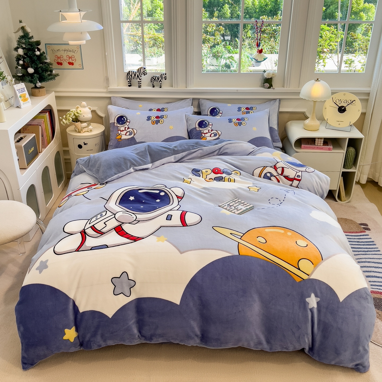 91家纺网 家纺一手货源 找家纺 丝羽坊 2025新款A类大版牛奶绒印花四件套 快乐星球