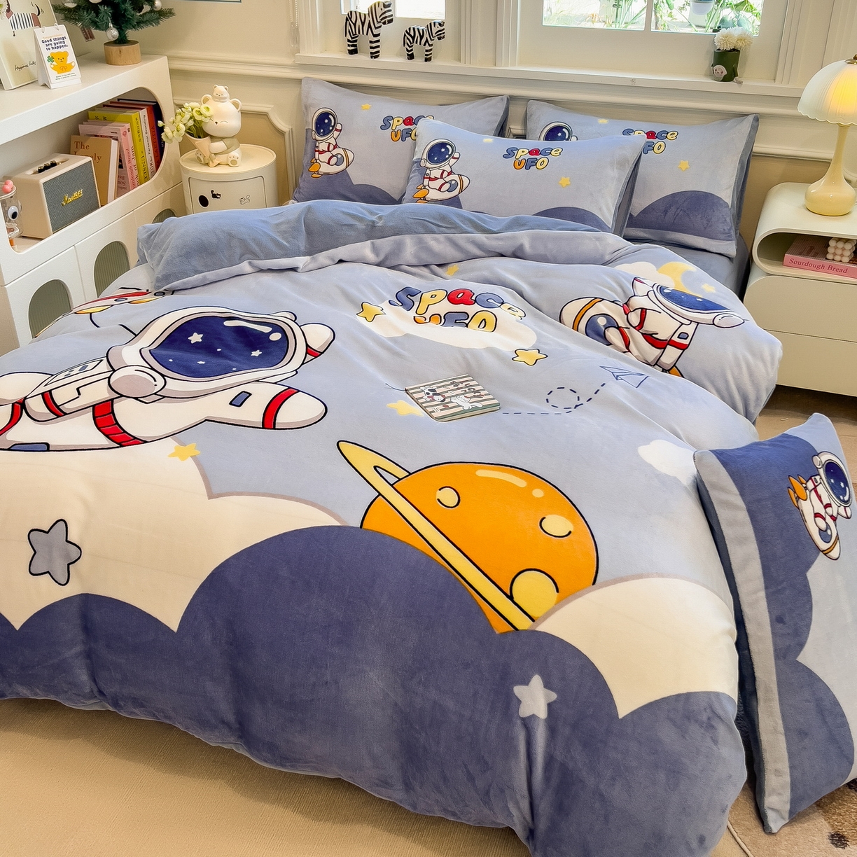 91家纺网 家纺一手货源 找家纺 丝羽坊 2025新款A类大版牛奶绒印花四件套 快乐星球