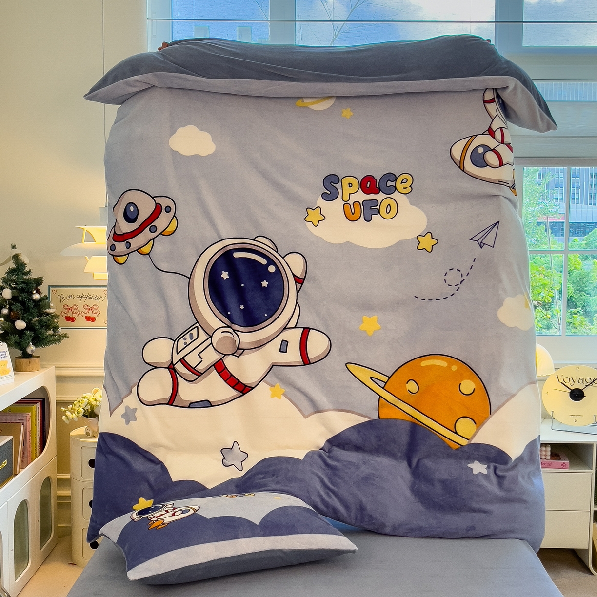 91家纺网 家纺一手货源 找家纺 丝羽坊 2025新款A类大版牛奶绒印花四件套 快乐星球