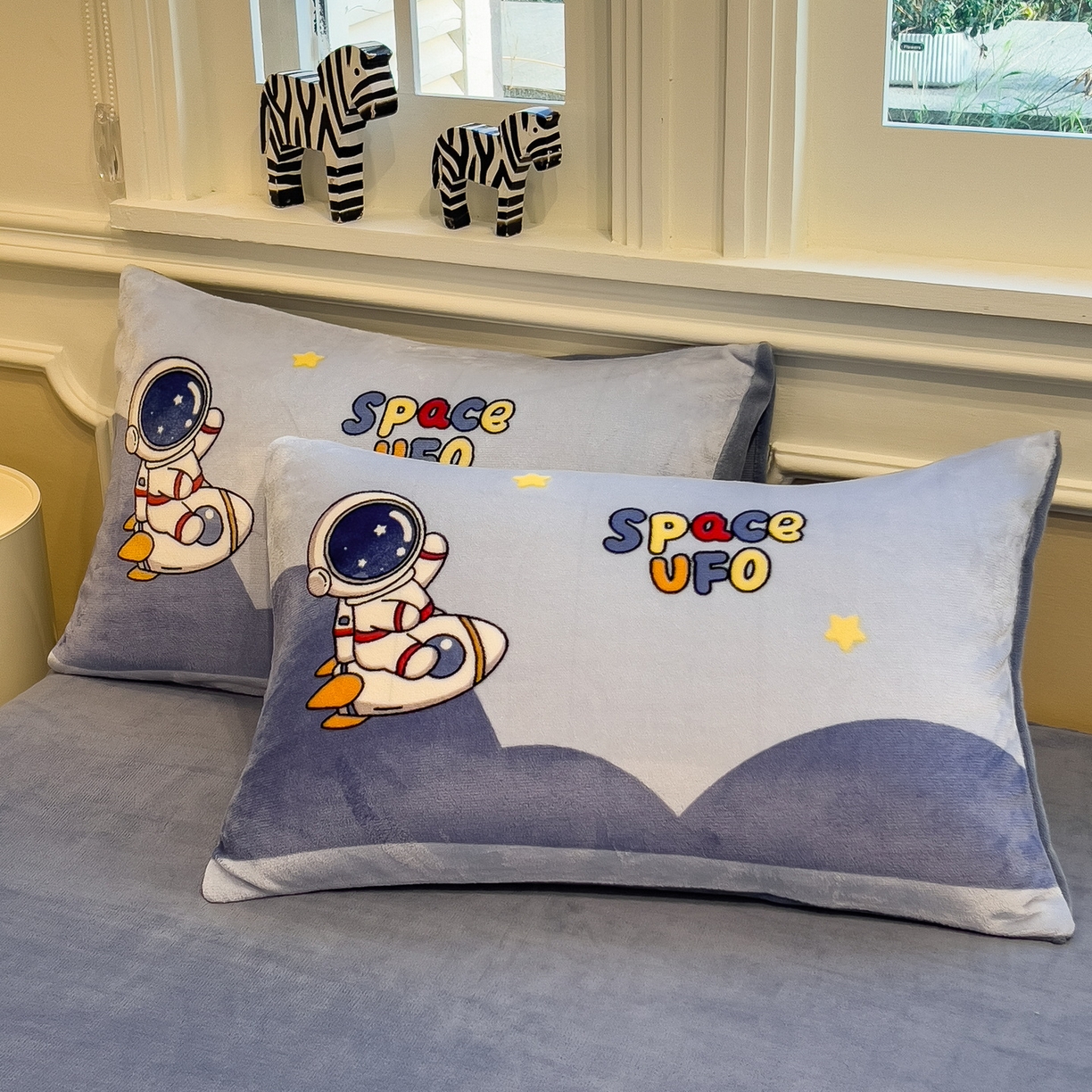 91家纺网 家纺一手货源 找家纺 丝羽坊 2025新款A类大版牛奶绒印花四件套 快乐星球