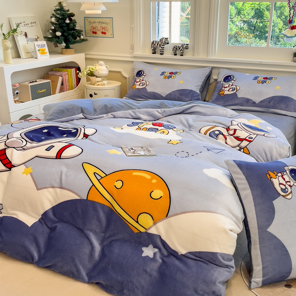 91家纺网 家纺一手货源 找家纺 丝羽坊 2025新款A类大版牛奶绒印花四件套 快乐星球