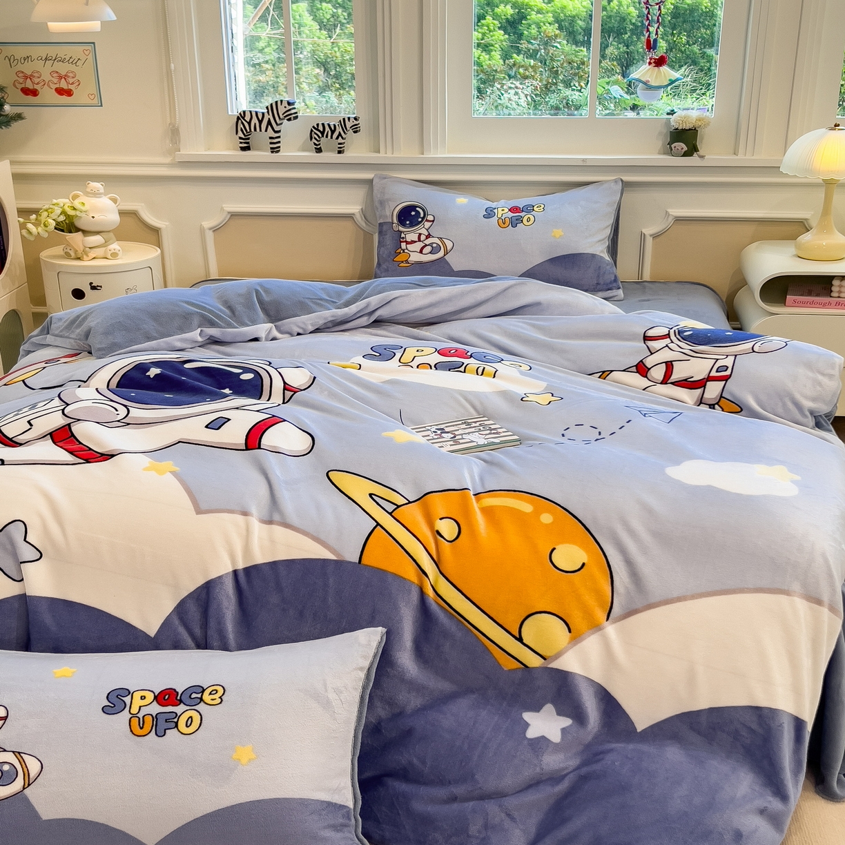 91家纺网 家纺一手货源 找家纺 丝羽坊 2025新款A类大版牛奶绒印花四件套 快乐星球