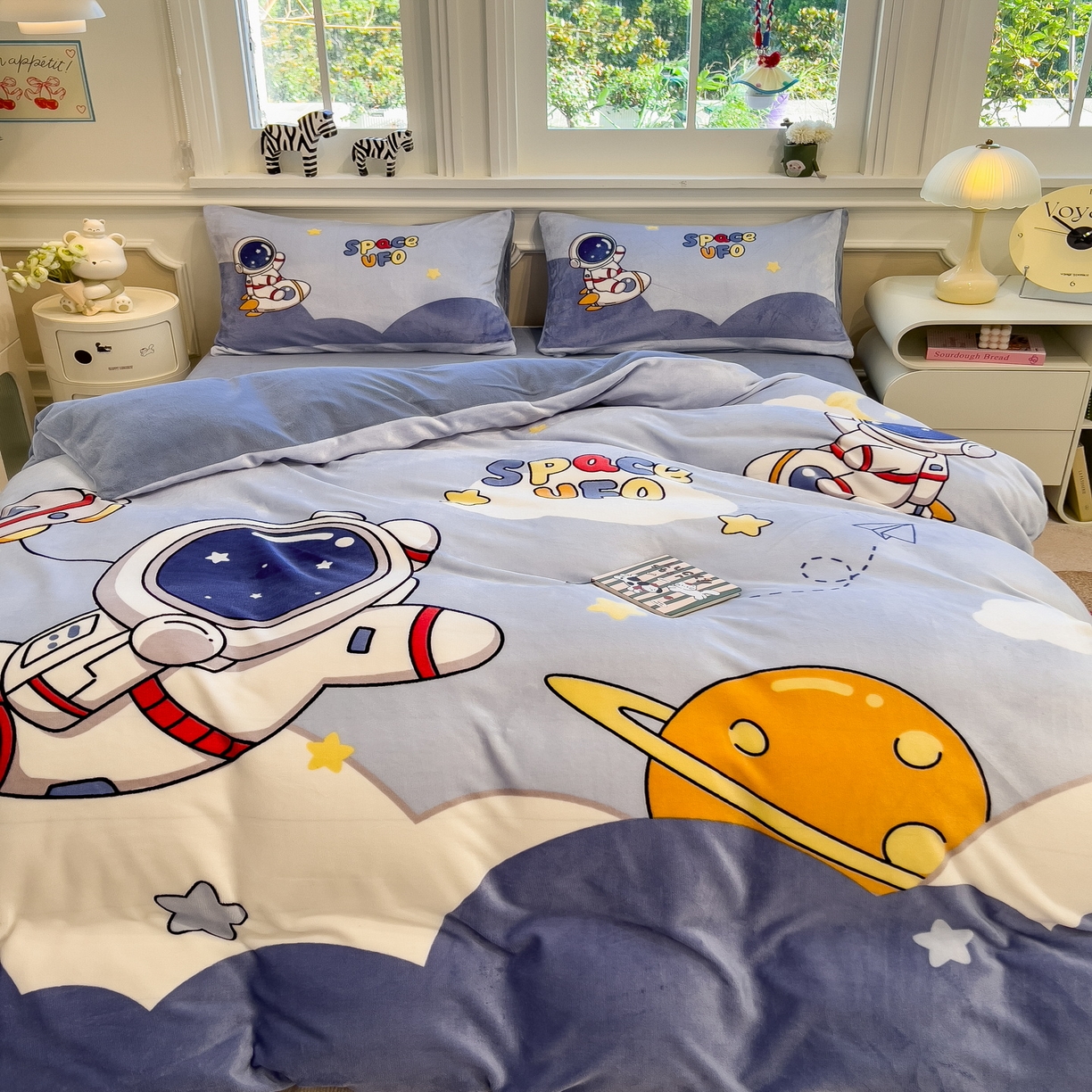 91家纺网 家纺一手货源 找家纺 丝羽坊 2025新款A类大版牛奶绒印花四件套 快乐星球