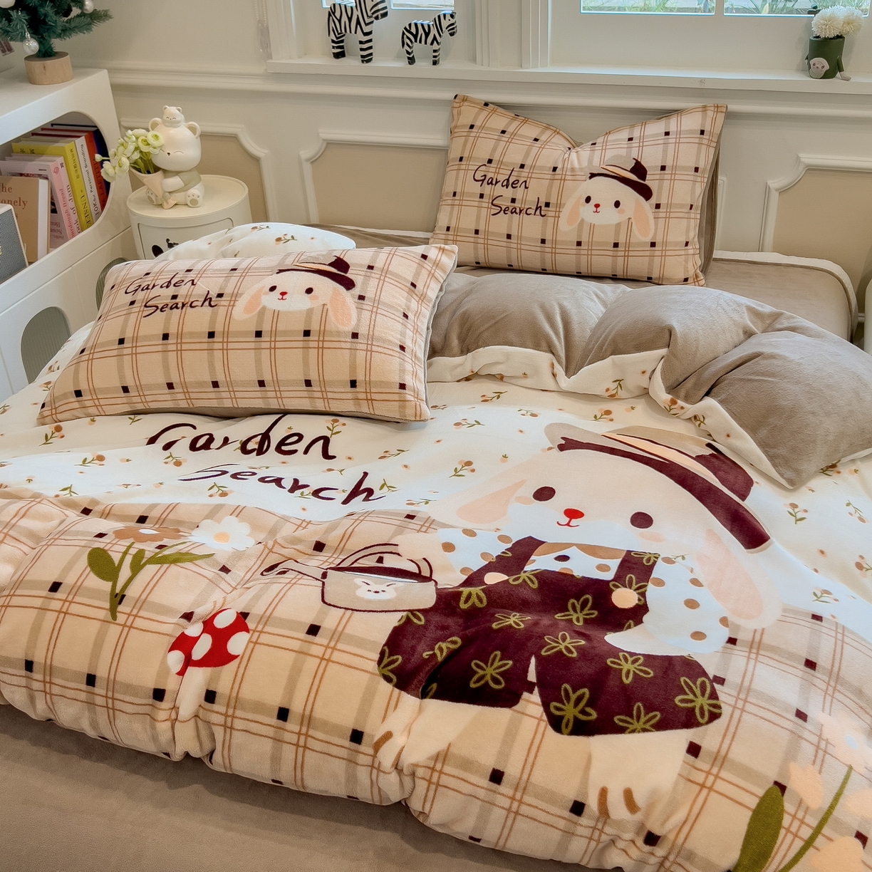 91家纺网 家纺一手货源 找家纺 丝羽坊 2025新款A类大版牛奶绒印花四件套 兔兔乐园