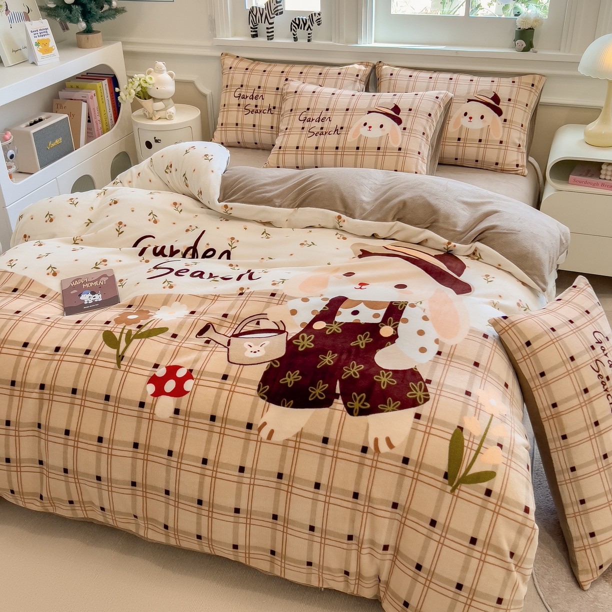 91家纺网 家纺一手货源 找家纺 丝羽坊 2025新款A类大版牛奶绒印花四件套 兔兔乐园