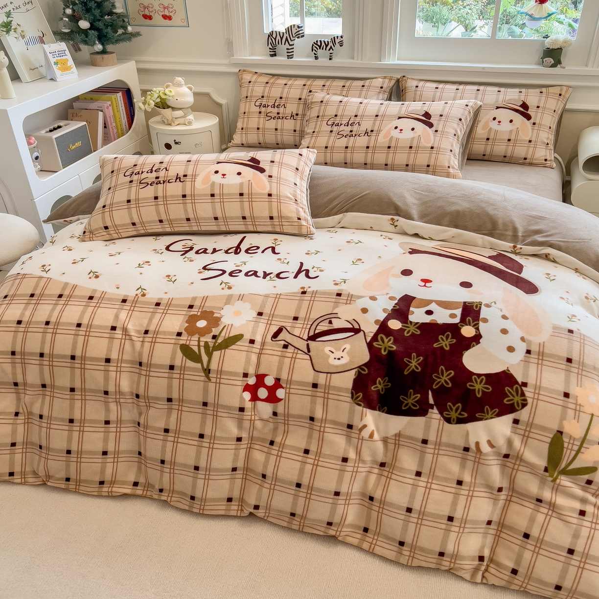 91家纺网 家纺一手货源 找家纺 丝羽坊 2025新款A类大版牛奶绒印花四件套 兔兔乐园