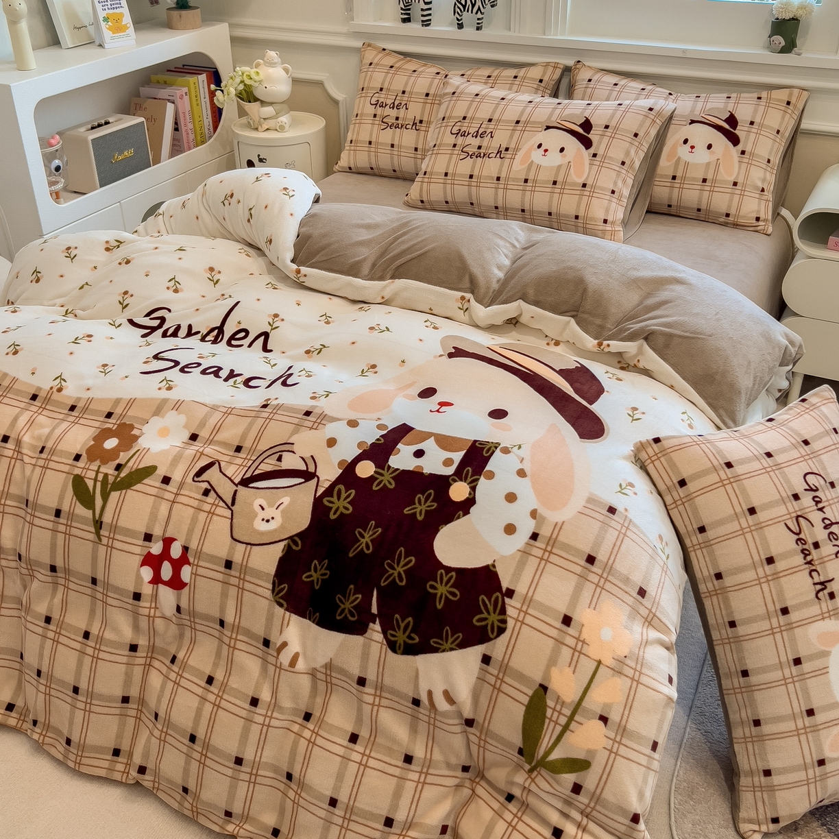 91家纺网 家纺一手货源 找家纺 丝羽坊 2025新款A类大版牛奶绒印花四件套 兔兔乐园