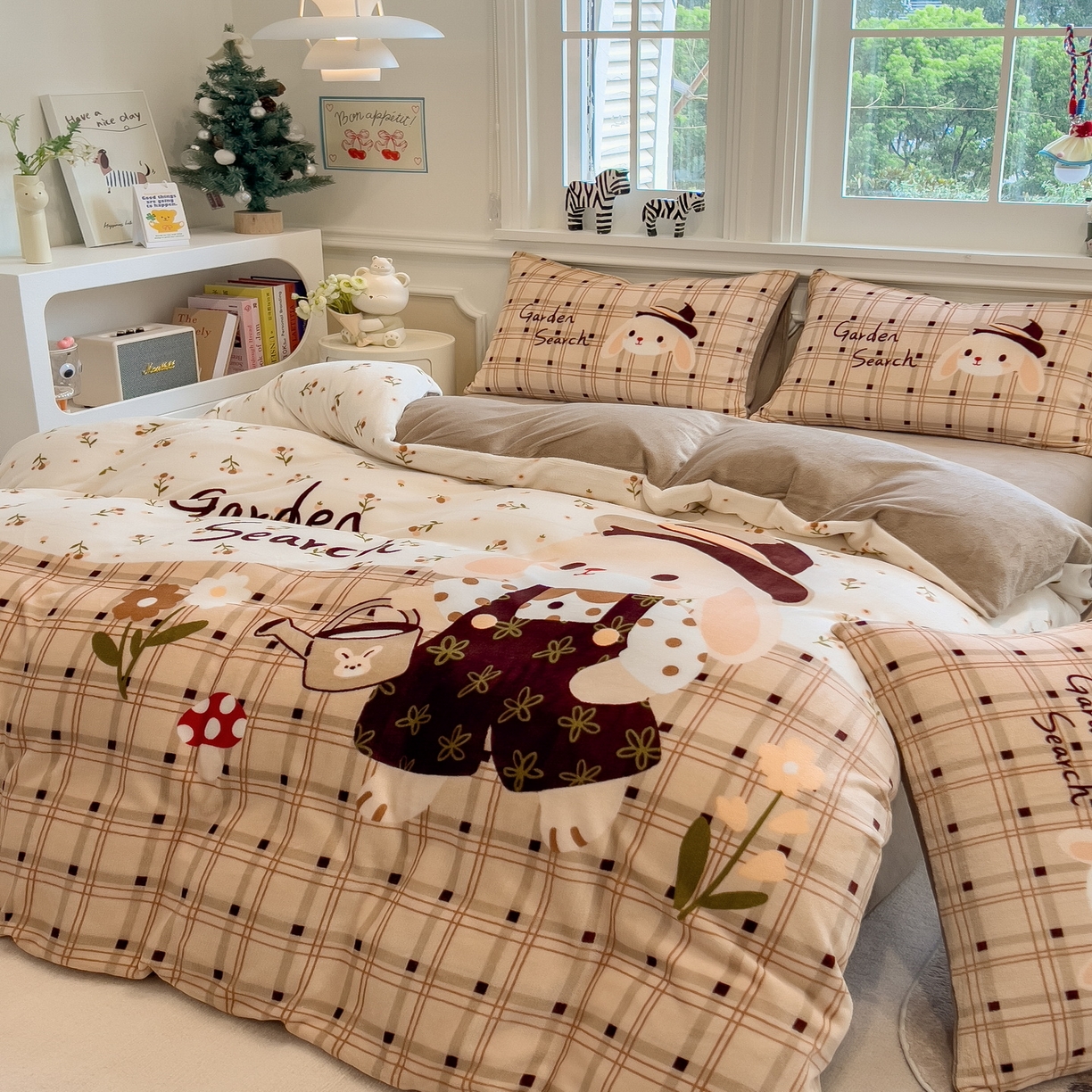 91家纺网 家纺一手货源 找家纺 丝羽坊 2025新款A类大版牛奶绒印花四件套 兔兔乐园