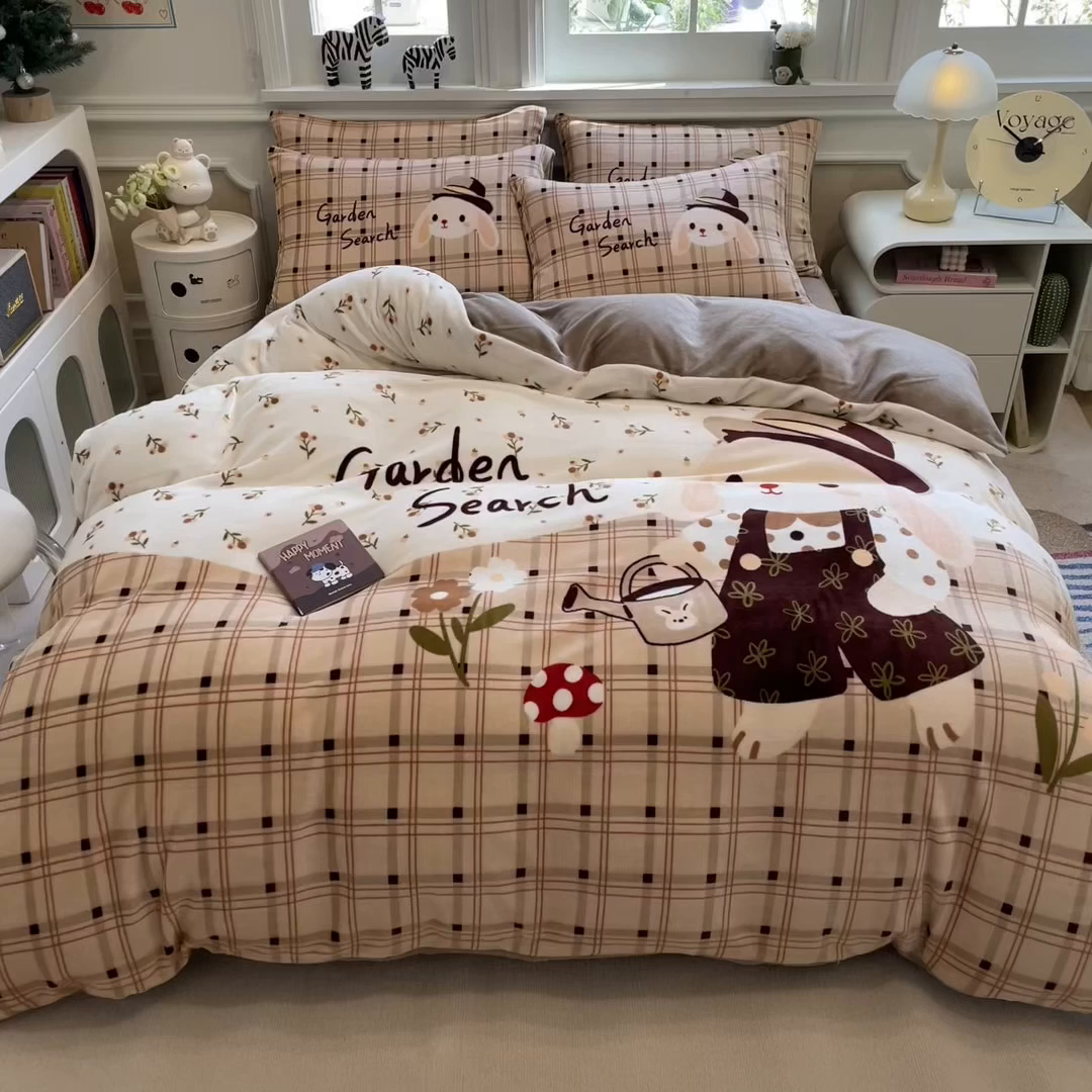 91家纺网 家纺一手货源 找家纺 丝羽坊 2025新款A类大版牛奶绒印花四件套 兔兔乐园