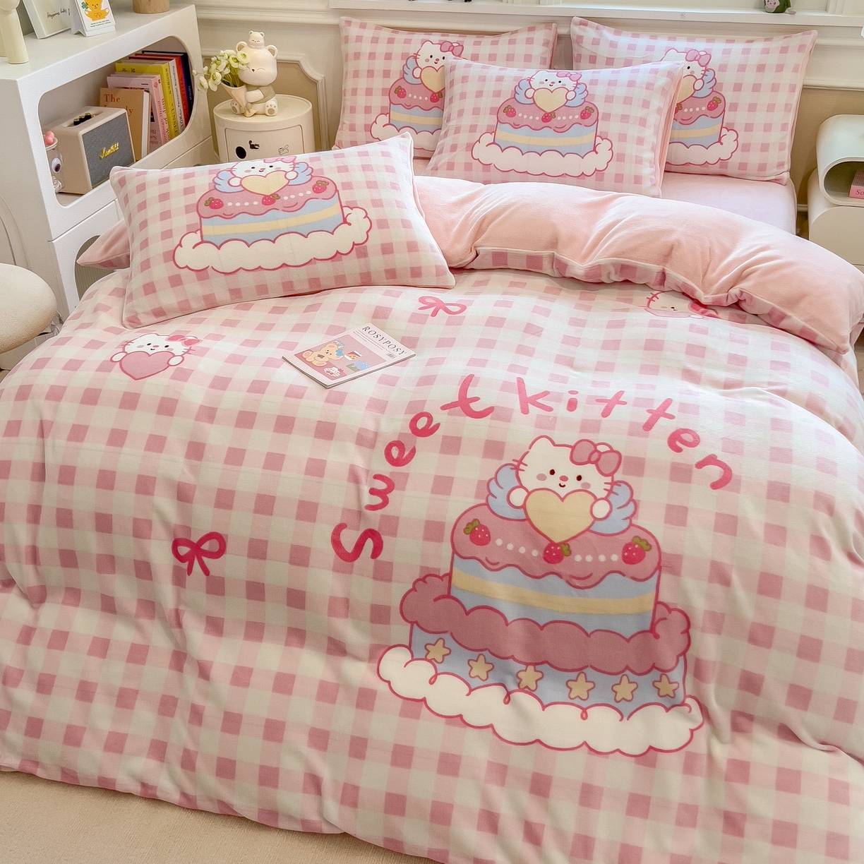 91家纺网 家纺一手货源 找家纺 丝羽坊 2025新款A类大版牛奶绒印花四件套 蛋糕猫咪