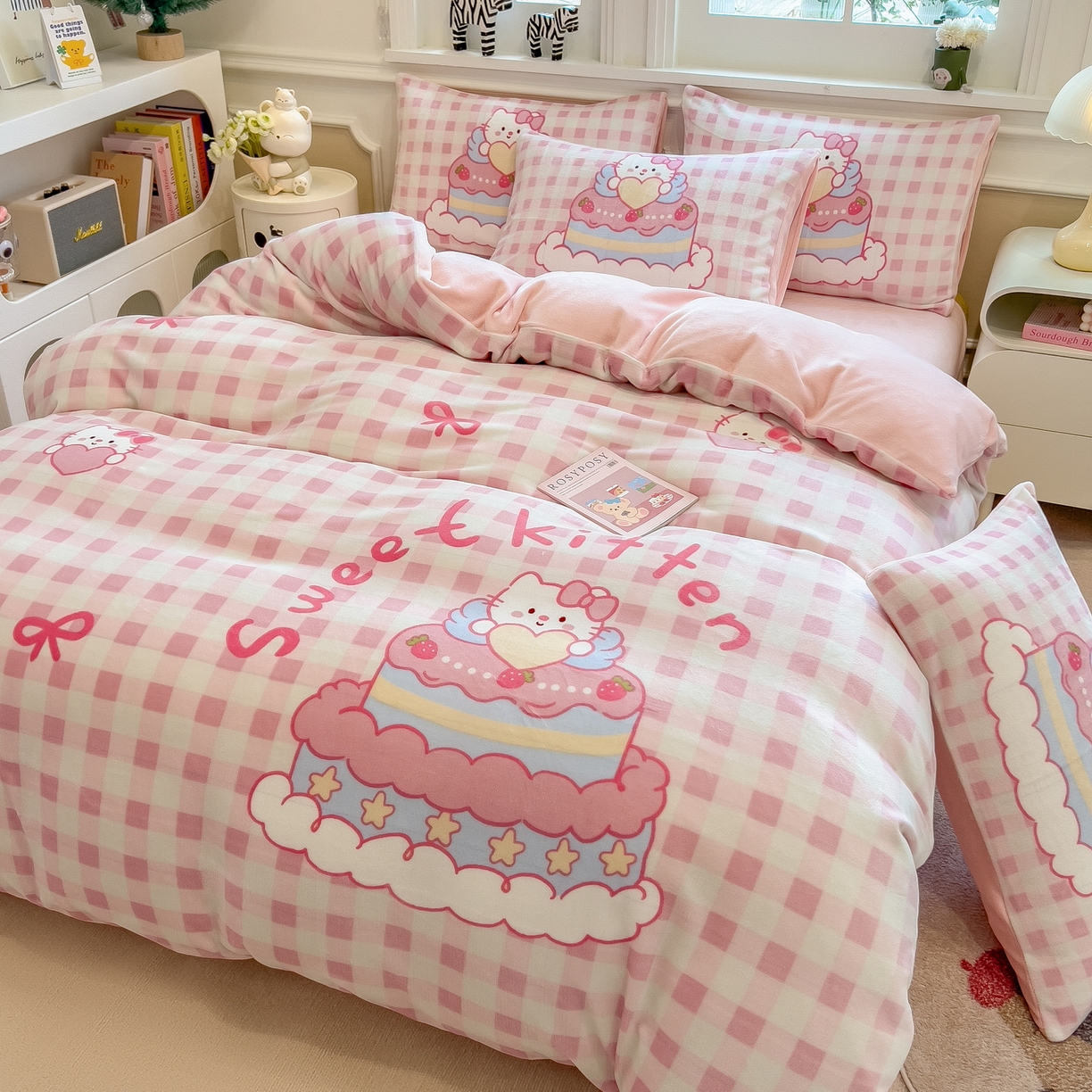 91家纺网 家纺一手货源 找家纺 丝羽坊 2025新款A类大版牛奶绒印花四件套 蛋糕猫咪