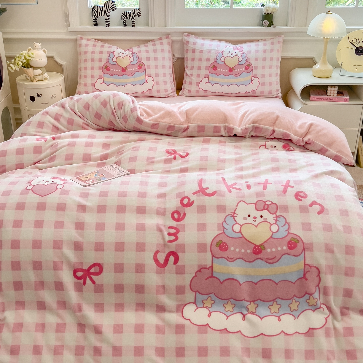 91家纺网 家纺一手货源 找家纺 丝羽坊 2025新款A类大版牛奶绒印花四件套 蛋糕猫咪