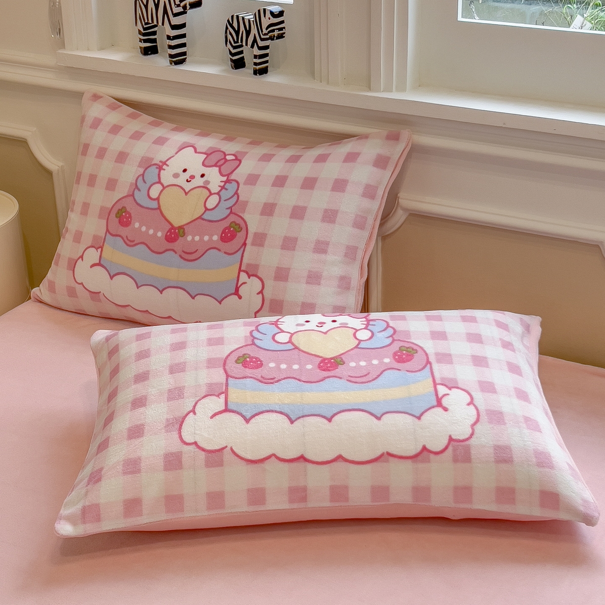 91家纺网 家纺一手货源 找家纺 丝羽坊 2025新款A类大版牛奶绒印花四件套 蛋糕猫咪