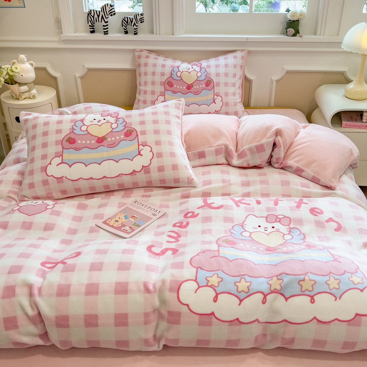 91家纺网 家纺一手货源 找家纺 丝羽坊 2025新款A类大版牛奶绒印花四件套 蛋糕猫咪