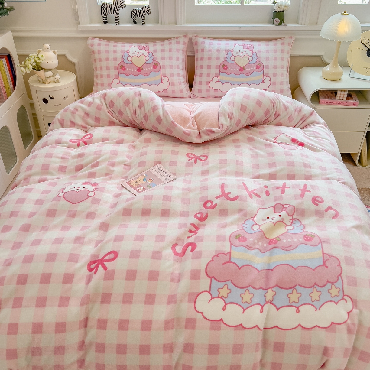 91家纺网 家纺一手货源 找家纺 丝羽坊 2025新款A类大版牛奶绒印花四件套 蛋糕猫咪