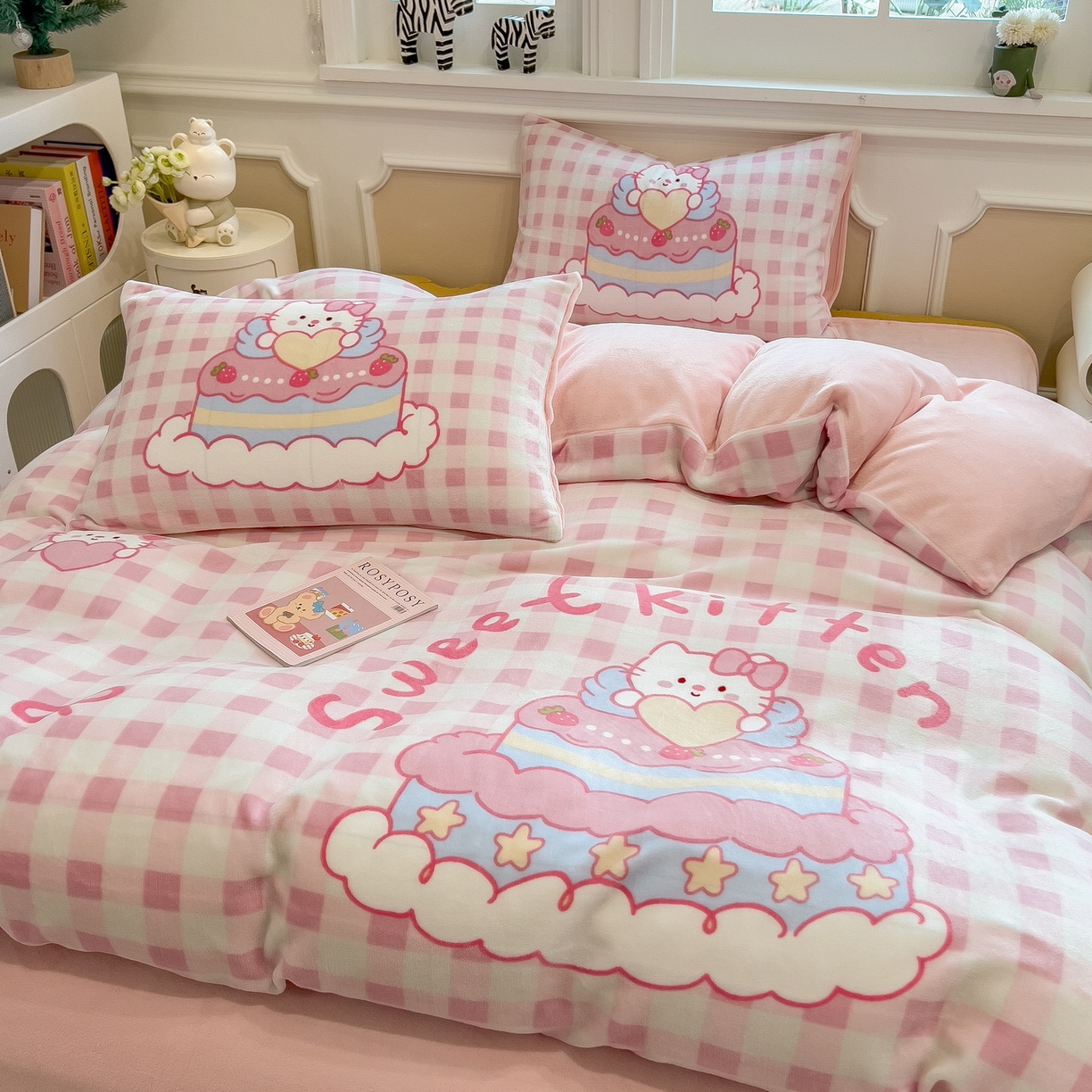 91家纺网 家纺一手货源 找家纺 丝羽坊 2025新款A类大版牛奶绒印花四件套 蛋糕猫咪