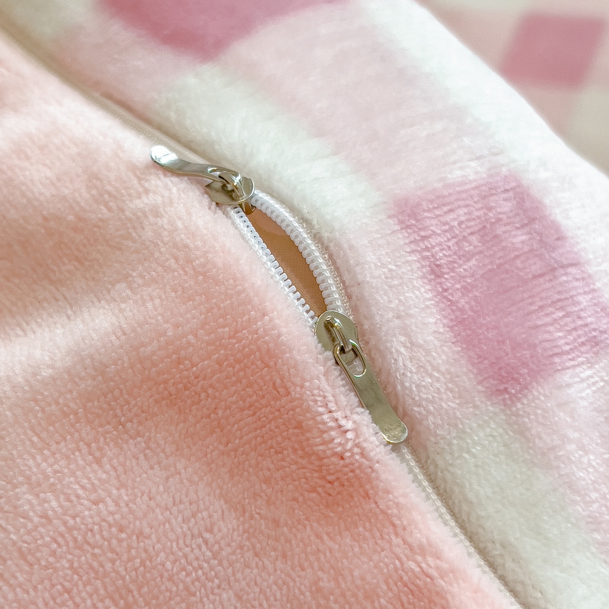 91家纺网 家纺一手货源 找家纺 丝羽坊 2025新款A类大版牛奶绒印花四件套 蛋糕猫咪