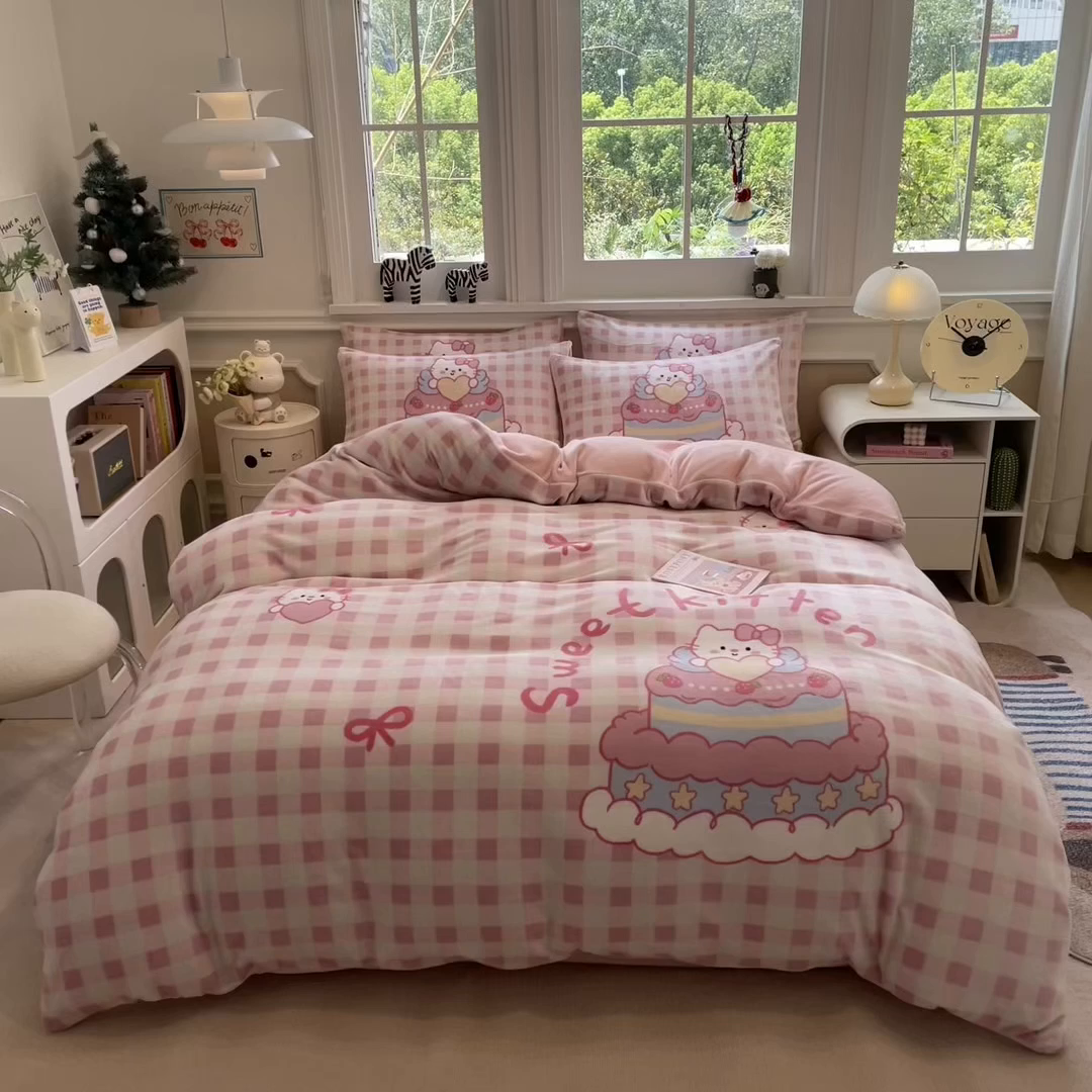 91家纺网 家纺一手货源 找家纺 丝羽坊 2025新款A类大版牛奶绒印花四件套 蛋糕猫咪