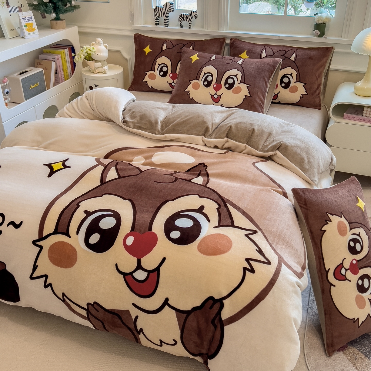 91家纺网 家纺一手货源 找家纺 丝羽坊 2025新款A类大版牛奶绒印花四件套 小松鼠