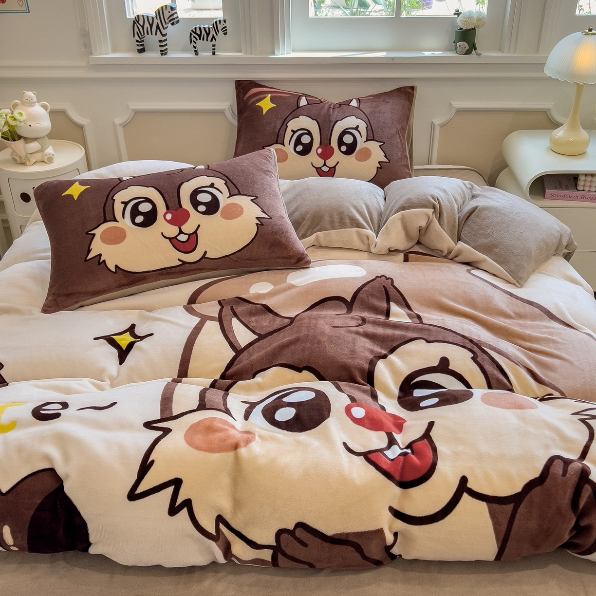 91家纺网 家纺一手货源 找家纺 丝羽坊 2025新款A类大版牛奶绒印花四件套 小松鼠