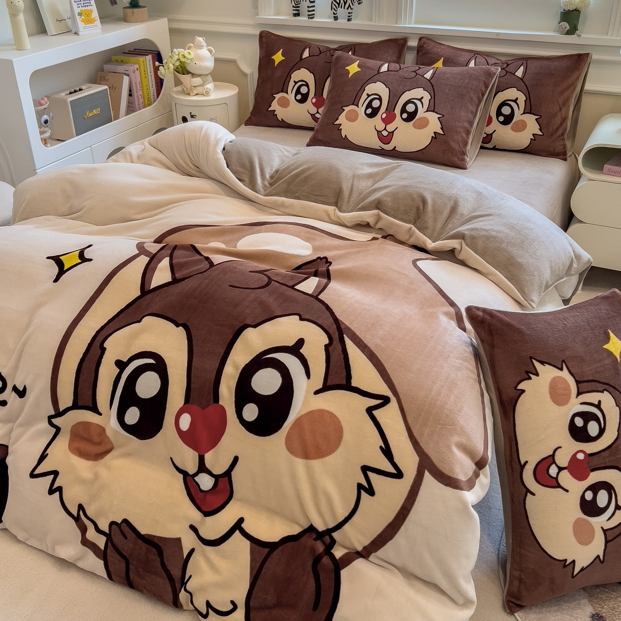 91家纺网 家纺一手货源 找家纺 丝羽坊 2025新款A类大版牛奶绒印花四件套 小松鼠