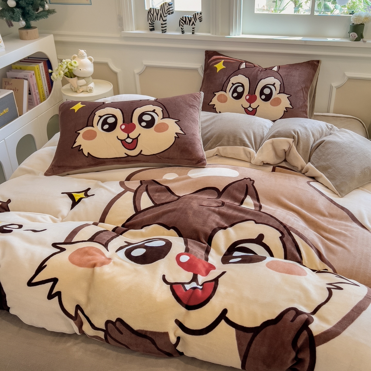 91家纺网 家纺一手货源 找家纺 丝羽坊 2025新款A类大版牛奶绒印花四件套 小松鼠