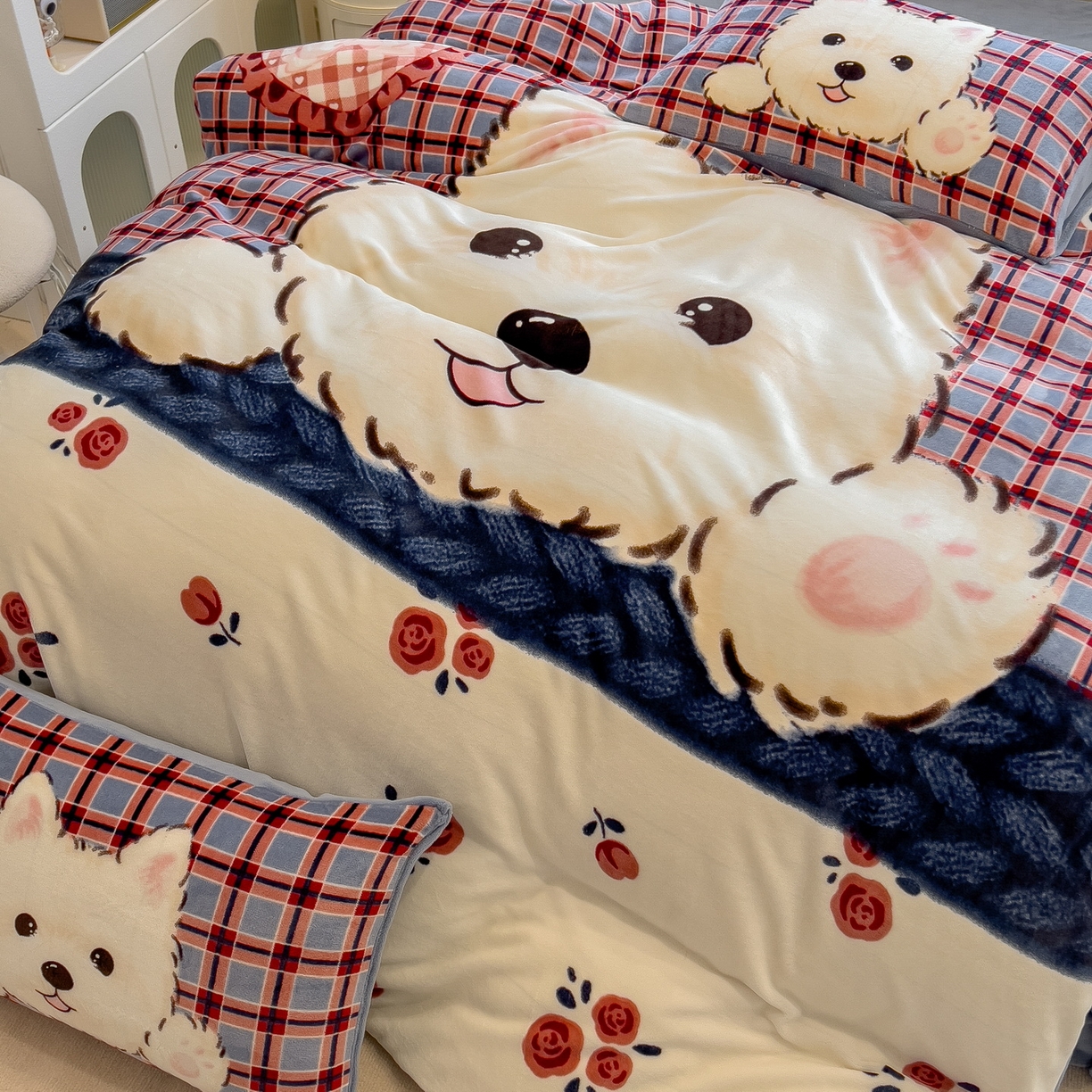 91家纺网 家纺一手货源 找家纺 丝羽坊 2025新款A类大版牛奶绒印花四件套 小萌狗