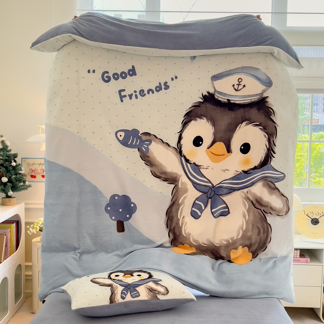 91家纺网 家纺一手货源 找家纺 丝羽坊 2025新款A类大版牛奶绒印花四件套 企鹅宝宝