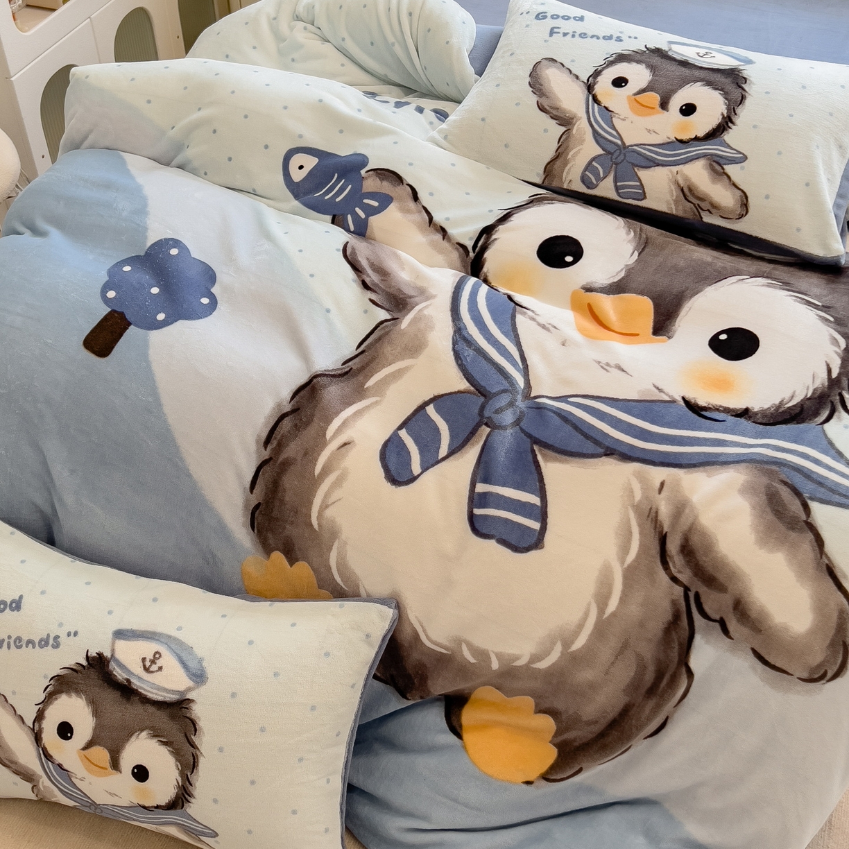 91家纺网 家纺一手货源 找家纺 丝羽坊 2025新款A类大版牛奶绒印花四件套 企鹅宝宝