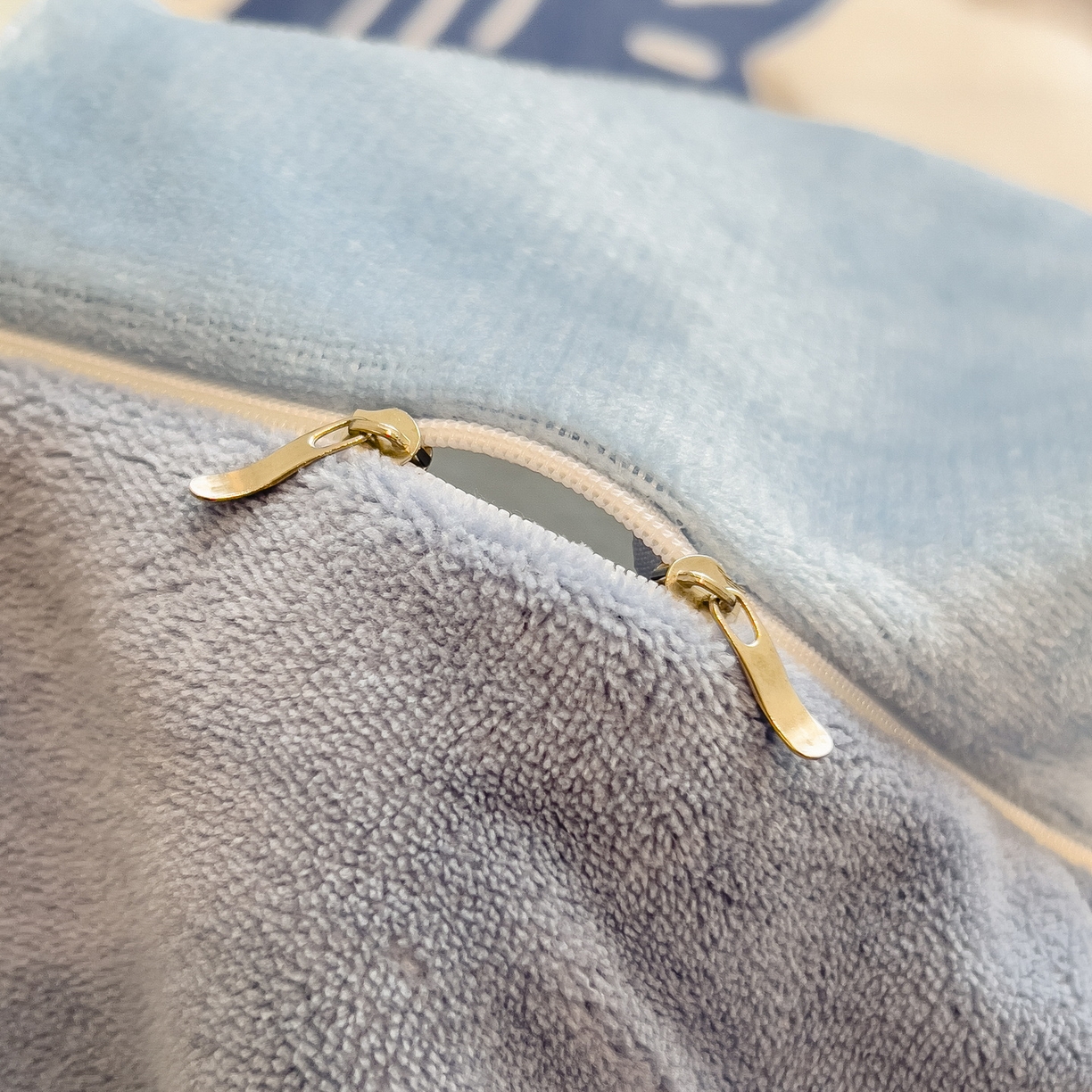 91家纺网 家纺一手货源 找家纺 丝羽坊 2025新款A类大版牛奶绒印花四件套 企鹅宝宝