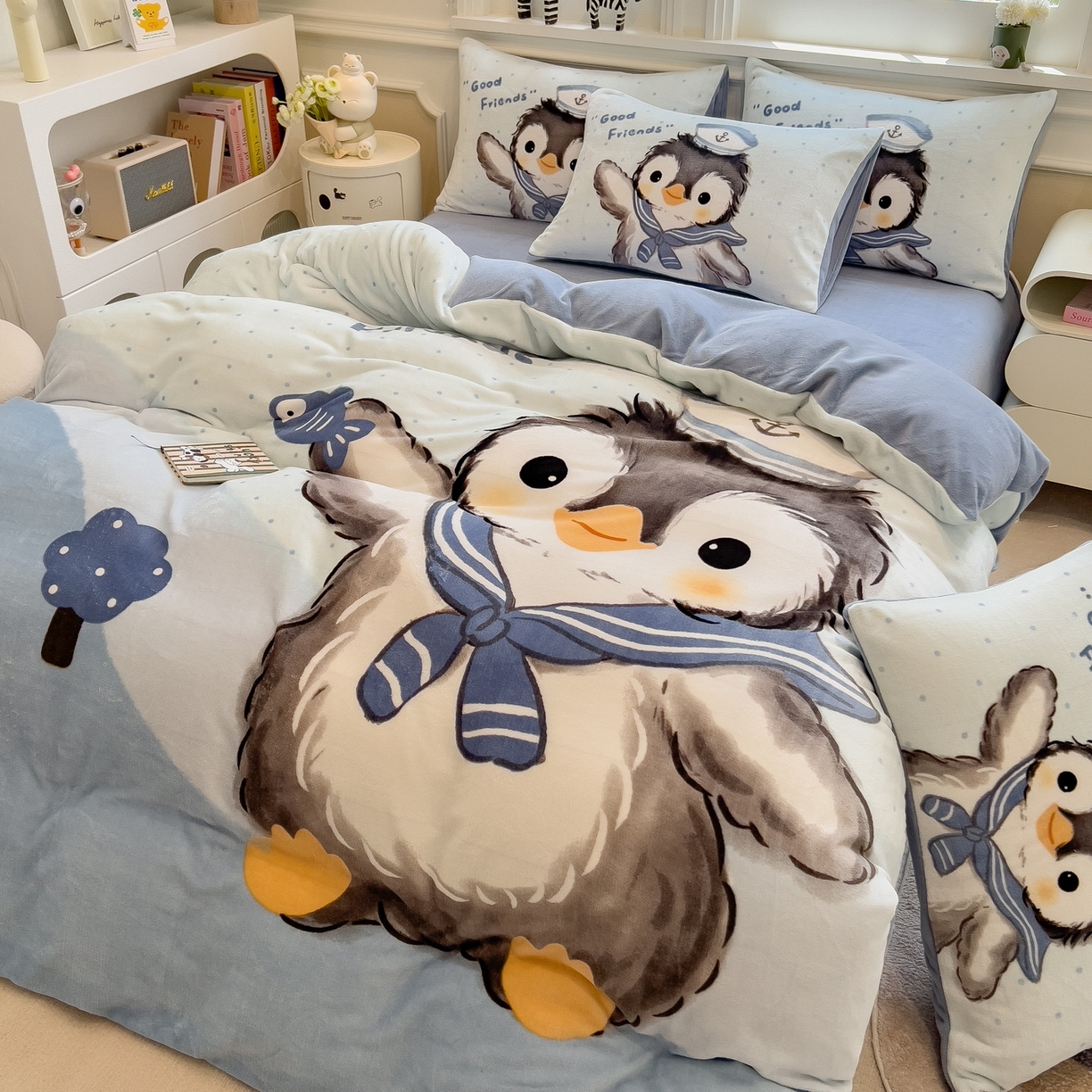 91家纺网 家纺一手货源 找家纺 丝羽坊 2025新款A类大版牛奶绒印花四件套 企鹅宝宝