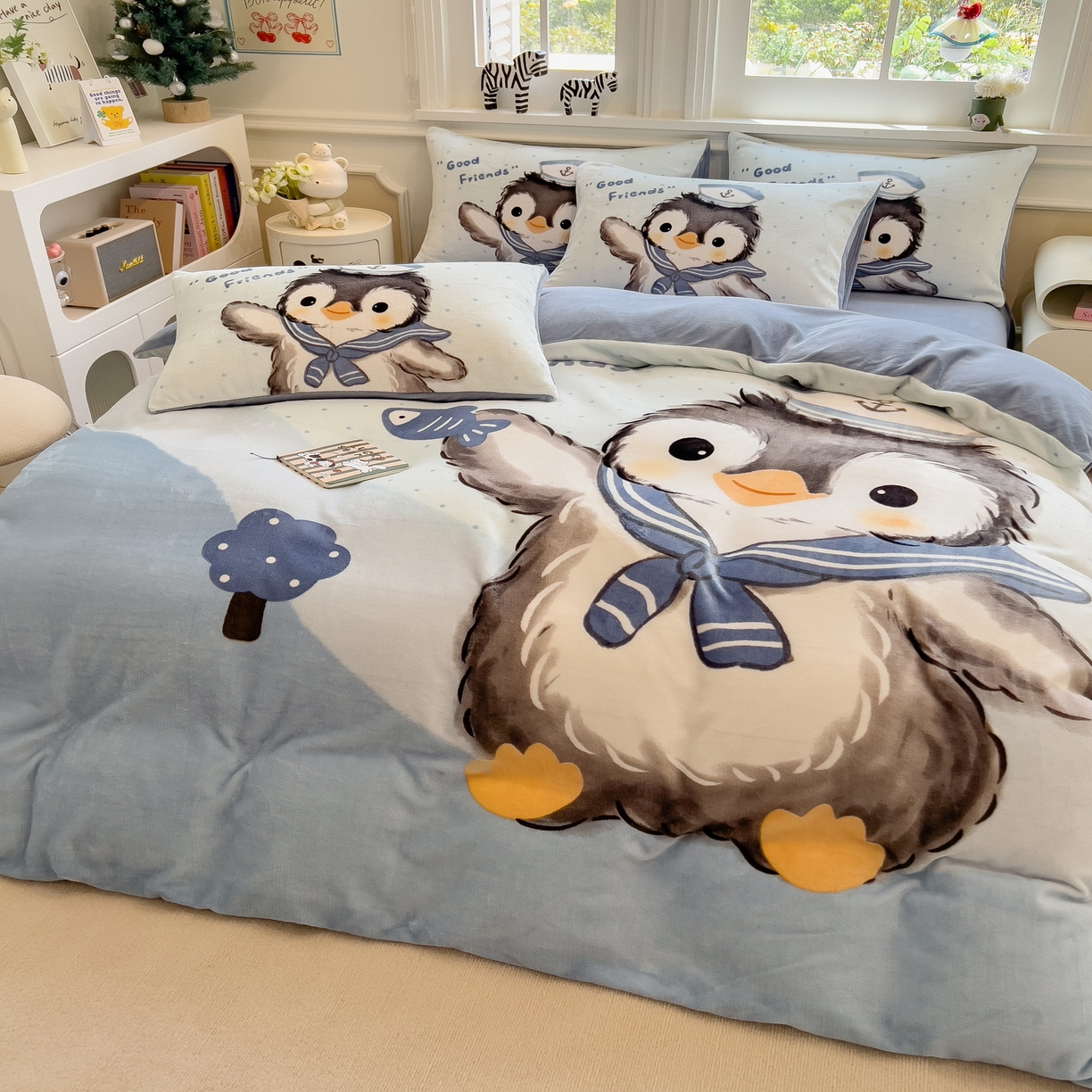 91家纺网 家纺一手货源 找家纺 丝羽坊 2025新款A类大版牛奶绒印花四件套 企鹅宝宝