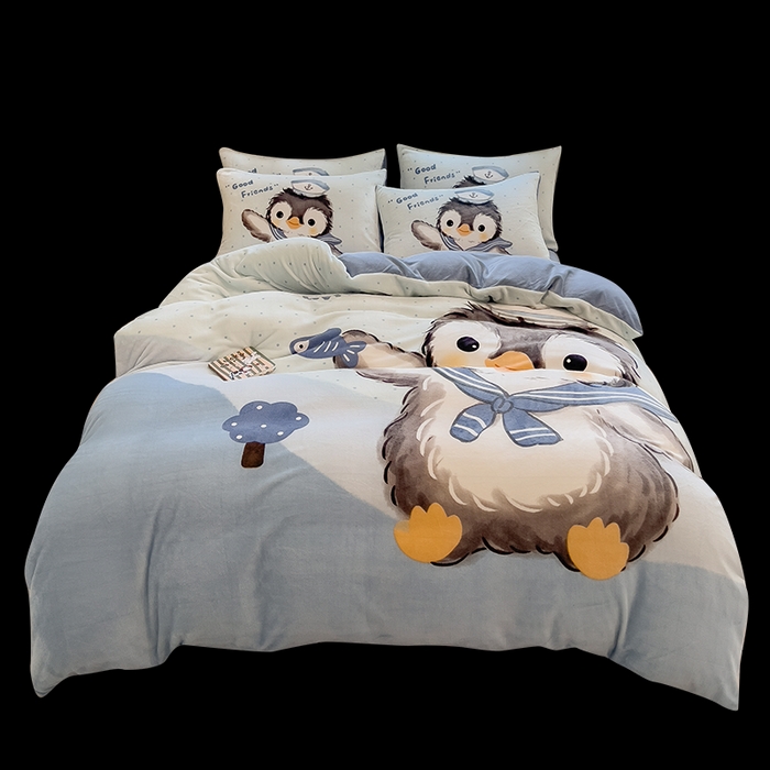 91家纺网 家纺一手货源 找家纺 丝羽坊 2025新款A类大版牛奶绒印花四件套 企鹅宝宝