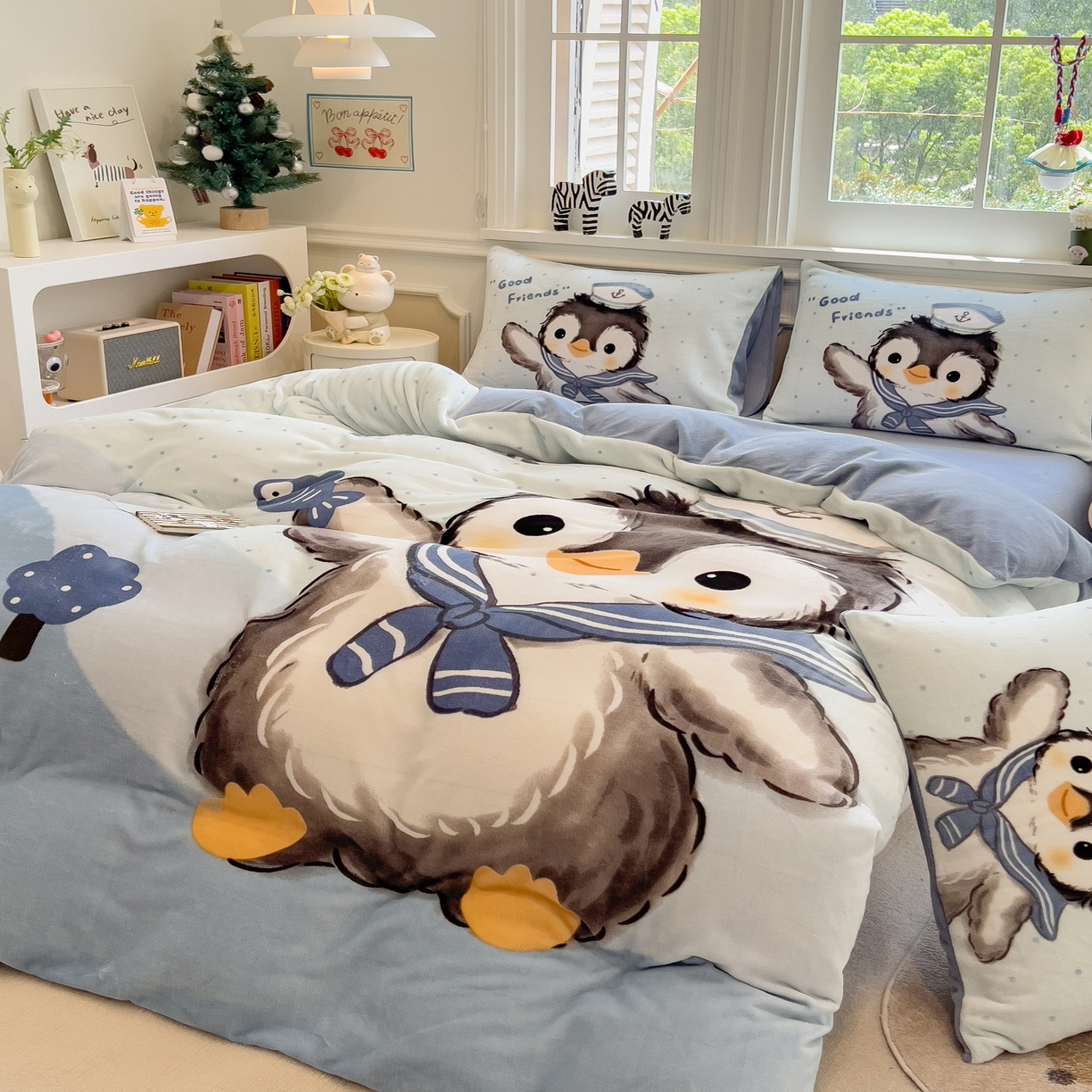 91家纺网 家纺一手货源 找家纺 丝羽坊 2025新款A类大版牛奶绒印花四件套 企鹅宝宝