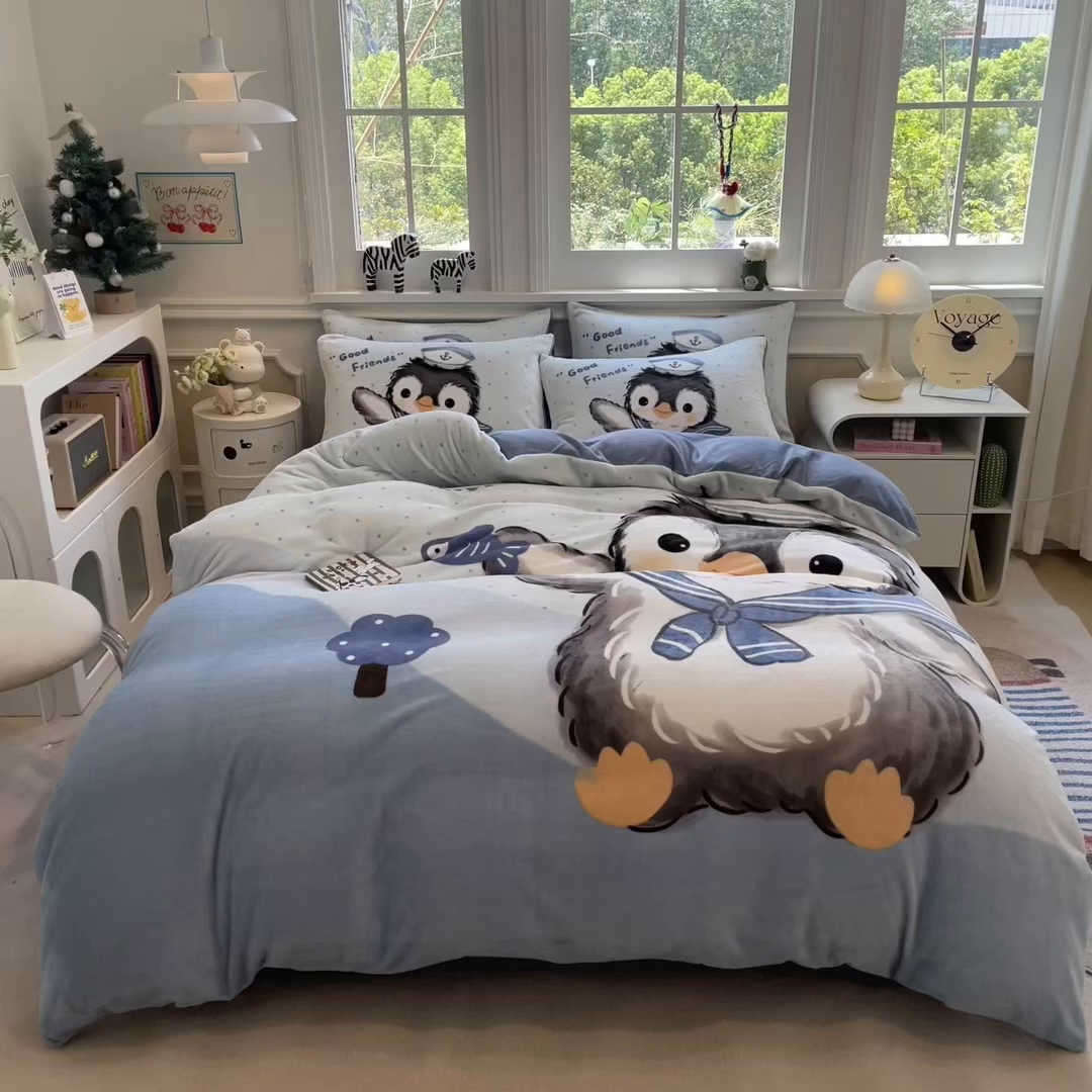 91家纺网 家纺一手货源 找家纺 丝羽坊 2025新款A类大版牛奶绒印花四件套 企鹅宝宝