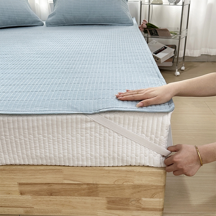 91家纺网 家纺一手货源 找家纺 拾小柒 2025新款纯色全棉色织水洗棉防水隔尿床护垫床盖 浅蓝色