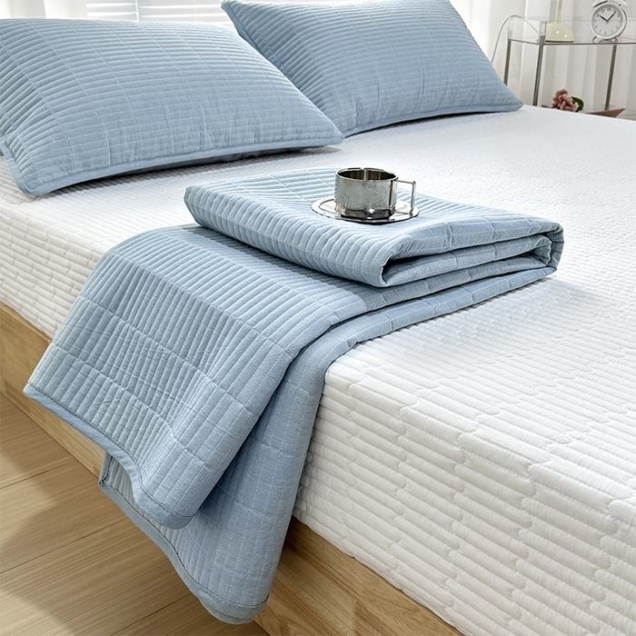 91家纺网 家纺一手货源 找家纺 拾小柒 2025新款纯色全棉色织水洗棉防水隔尿床护垫床盖 浅蓝色